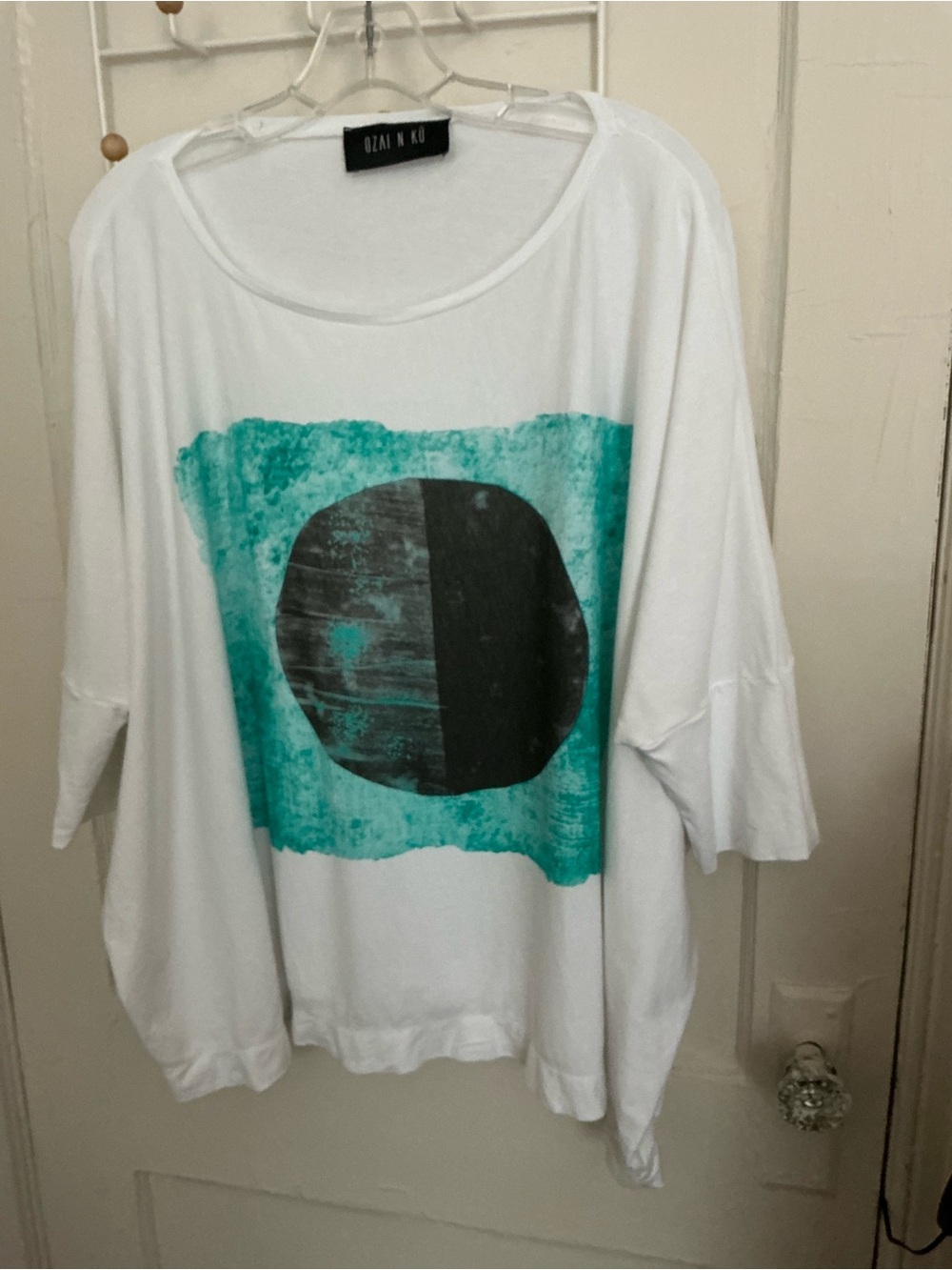 Ozan Ku White Scoop-Neck Tee with Teal Graphic